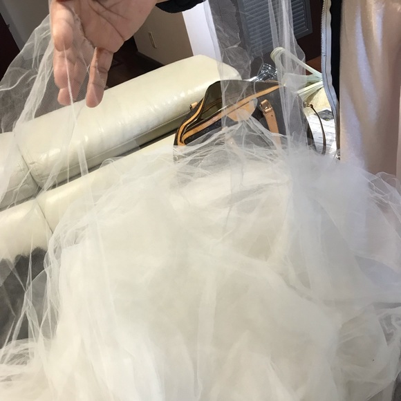 Wedding dress- photos of current condition - Picture 6 of 8